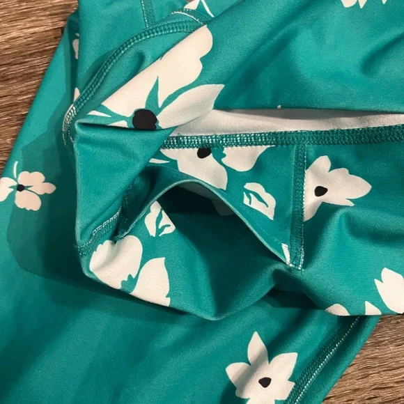 SOLD Fabletics Define PowerHold® High-Waisted 7/8 Legging in Bali Jasmine Print - Picture 6 of 6